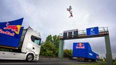 Salta con la moto entre dos camiones en marcha por la autopista
