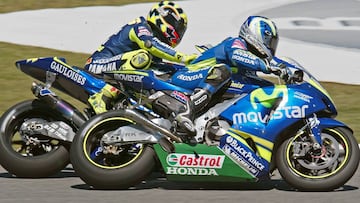 MotoGP rider Sete Gibernau of Spain (R) on his Honda passes Valentino Rossi of Italy on his Yamaha before crashing on the last curve of the Spanish Grand Prix in Jerez de la Frontera April 10, 2005. Rossi won the race in 45 minutes 43.156 seconds followed by Gibernau. REUTERS/Stringer 
 PUBLICADA 11/04/05 NA MA48 5COL