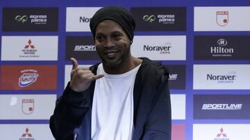 Ronaldinho en rueda de prensa en Bogot&aacute;