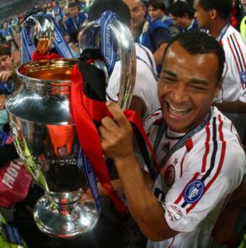 Leyenda del f¨²tbol brasile?o y mundial. Ha jugado en el Sao Paulo, Real Zaragoza, Palmeiras, Roma y el AC Milan. En su palmar¨¦s tiene entre otros t¨ªtulos, 1 Campeonato Brasile?o, 2 Ligas italianas, 2 Supercopas de Italia, 2 Copas Libertadores, 2 Intercontinentales, 2 Copas Am¨¦rica y 2 Copas del Mundo. En la imagen, Caf¨² con la Copa de Europa de 2007.