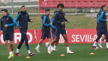 Badé, en el centro, este miércoles en el entrenamiento del Sevilla.