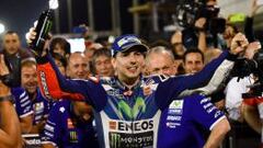 Lorenzo festeja su triunfo en Losail.