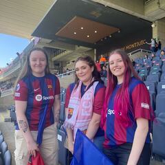 Emily, Hannah y Erin, tres inglesas muy culés en Montjuïc