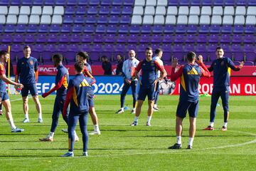 VALLADOLID (CASTILLA Y LEÓN), 18/11/2023.- Varios jugadores bajo la atenta mirada del seleccionador (ci) durante el entrenamiento de la Selección Española este sábado en el estadio José Zorrilla previo al partido del domingo 19 contra Georgia, dentro de las fases de clasificación de la Eurocopa. EFE/R.García
