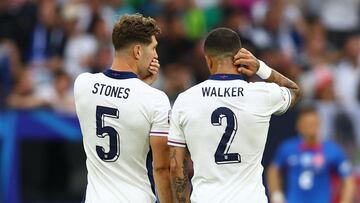 John Stones y Kyle Walker, jugadores de la Selección inglesa, conversan durante un partido.