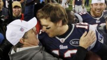 Bill Bellichick y Tom Brady tras vencer a los Baltimore Ravens en el campeonato de la AFC de la temporada 2011.