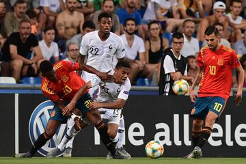 Junior Firpo y Colin Dagba.