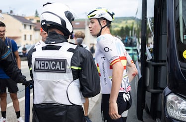 Ivan Romeo, llegó a meta con el lado derecho ensangrentado después de sufrir una caída durante la etapa 20 del Tour de Francia.