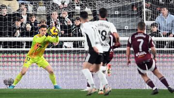 Fue el más listo de la clase para parar un lanzamiento de penalti. Fidel quiso adornarse con un lanzamiento a lo Panenka, pero Cantero no entró al engaño y lo detuvo sin problema. Incluso blocó el balón sin dar opción a una segunda oportunidad.