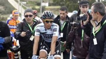 <b>CENTRO DE ATENCIÓN. </b>Alberto Contador es el gran objetivo de los medios en la Vuelta al Algarve y una nube de periodistas le acompaña en cada salida y llegada.