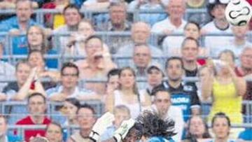 <b>DISPUTADO. </b>Italia ganó a Ghana tirando de oficio, pero los africanos no se arrugaron.