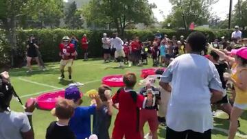 Bañan con globos de agua a Drew Brees