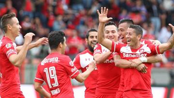 El golazo de Esquivel apaga la rebelión de los Gallos