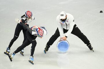 En Pek¨ªn todo est¨¢ preparado para los Juegos de Invierno 2022, que tendr¨¢n lugar del 4 al 20 de febrero. La capital china ser¨¢ la primera ciudad que alberga unos Juegos de verano y de invierno. En la imagen, un miembro del equipo de Corea vierte agua sobre el hielo del Capital Indoor Stadium en un entrenamiento de patinaje de velocidad en pista corta.