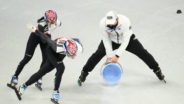 En Pekín todo está preparado para los Juegos de Invierno 2022, que tendrán lugar del 4 al 20 de febrero. La capital china será la primera ciudad que alberga unos Juegos de verano y de invierno. En la imagen, un miembro del equipo de Corea vierte agua sobre el hielo del Capital Indoor Stadium en un entrenamiento de patinaje de velocidad en pista corta.