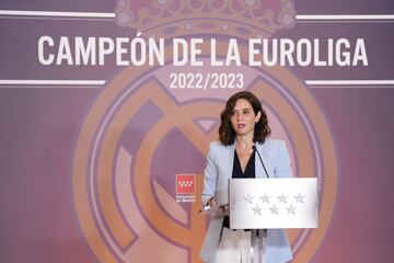 Isabel Díaz Ayuso dando un discurso de felicitación al equipo de baloncesto del Real Madrid.