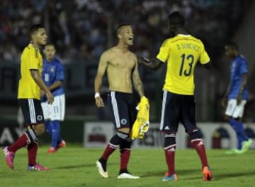 El jugador de Colombia Joao Rodríguez (c) festeja el triunfo con sus compañeros ante Brasil en partido del hexagonal final del Campeonato Sudamericano Sub'20 que se disputa en el estadio Centenario de Montevideo