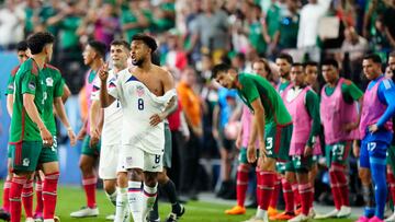 LAS VEGAS, NEVADA - JUNE 15: Weston Mckennie #8 of USA displays a peace sign to Jorge Sanchez #19 of Mexico following the scuffle during the second half during the 2023 CONCACAF Nations League semifinals at Allegiant Stadium on June 15, 2023 in Las Vegas, Nevada.   Louis Grasse/Getty Images/AFP (Photo by Louis Grasse / GETTY IMAGES NORTH AMERICA / Getty Images via AFP)