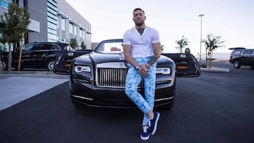 Conor McGregor posa con uno de sus coches.