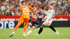 SEVILLA, 19/08/2022.- El portero del Valladolid Sergio Asenjo (i) despeja un balón ante su compañero Luis Pérez (c) y el jugador del Sevilla Erik Lamela, durante el partido de Liga en Primera División que disputan este viernes en el estadio Sánchez Pizjuán. EFE/José Manuel Vidal
