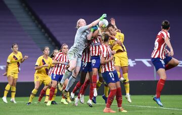 El Atlético también jugó la Champions femenina una temporada más. Las rojiblancas ya son asiduas a esta competición y el 21 de agosto se midieron al Barcelona en cuartos de final. Un Atlético mermado puesto que tuvo varias bajas por coronavirus. El encuentro se decidió por un tanto de Hamraoui y el Atlético femenino fue eliminado, aunque vendió cara su derrota. En la competición doméstica no ganó el título, quedó segundo, pero consiguió clasificarse para la Champions femenina.