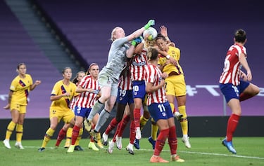 El Atlético también jugó la Champions femenina una temporada más. Las rojiblancas ya son asiduas a esta competición y el 21 de agosto se midieron al Barcelona en cuartos de final. Un Atlético mermado puesto que tuvo varias bajas por coronavirus. El encuentro se decidió por un tanto de Hamraoui y el Atlético femenino fue eliminado, aunque vendió cara su derrota. En la competición doméstica no ganó el título, quedó segundo, pero consiguió clasificarse para la Champions femenina.