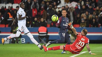 El brasile&ntilde;o del PSG, Neymar, marc&aacute;ndole un gol a Baptiste REynet, del DIjon.