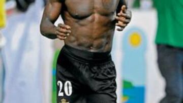 <b>CELEBRACIÓN 'A LO FINIDI'. </b>Emaná celebró su gol poniéndose un sombrero que le lanzó una aficionada del Betis... y que se ha quedado.