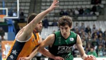 El base del FIATC Joventut, Guillem Vives, avanza ante la defen sa del base del Baloncesto Fuenlabrada, Carlos Cabezas, durante el partido correspondiente a la octava jornada de la Liga ACB que ambos equipos disputan esta noche en el Palau Olimpic de Badalona (Barcelona).