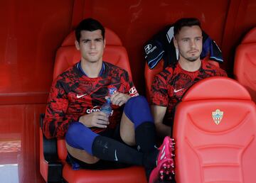 ?lvaro Morata y Sa¨²l ?¨ªguez comenzaron el partido viendo a sus compa?eros desde el banquillo de suplentes.