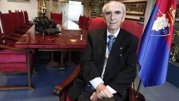 El expresidente, con una bandera de Osasuna