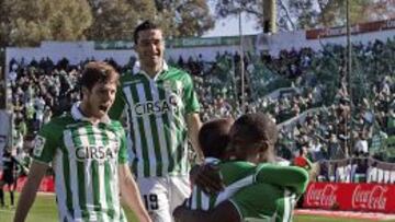 El delantero costarricense del Betis, Joel Campbell, celebra con sus compa&ntilde;eros el gol conseguido frente al Levante.