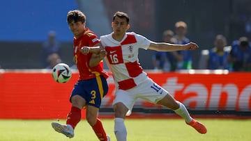 BERLÍN (ALEMANIA), 15/06/2024.- El defensa de la selección española Robin Le Normand (i) disputa el balón frente a Ante Budimir (d), delantero de la selección croata, durante el partido del grupo B de la Eurocopa 2024 entre España y Croacia, este sábado en el Estadio Olímpico de Berlín, Alemania. EFE/Alberto Estévez