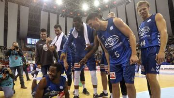 Los jugadores del Gipuzkoa Basket celebran su victoria ante el Unicaja.