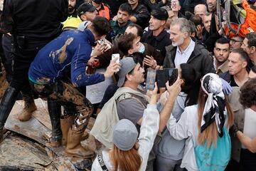  El rey Felipe habla con vecinos afectados por la riada.