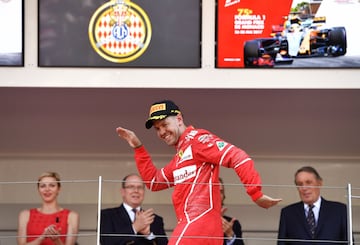 Sebastian Vettel celebra la victoria en Mónaco en el podio.