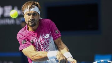 David Ferrer devuelve una bola a Pablo Cuevas durante su partido de primera ronda en el Abierto de China de tenis que se celebra en Pek&iacute;n.