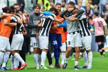 El 5 de mayo de 2013, al ganar por 1-0 al Palermo, gana el Scudetto número 31 después de haber dominado claramente la competición al ser líderes desde la segunda jornada. En la imagen los jugadores celebran tras el partido ante el Palermo la consecución del título de la Liga italiana.