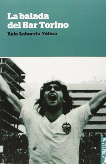 Leer ¡°La Balada del Bar Torino¡± supone un reencuentro continuo con esa persona que deseaste siempre ser, la que siempre aspiras a ser. Nunca es tarde, dicen. Pero el camino siempre es m¨¢s llevadero cuando tu referente, tu h¨¦roe, tu padre, te lleva de la mano. Cualquier valencianista se emocionar¨¢ recordando los goles de Kempes, las Ligas de Ben¨ªtez, la historia fundacional del club, la Copa del 79. Cualquier futbolero se emocionar¨¢ por la nostalgia de recordar liturgias, costumbres, h¨¢bitos de vida al acudir al estadio. Cualquier persona se emocionar¨¢, mientras repasa la historia de Lahuerta y su progenitor, al recordar a su propio padre, a esa persona que forj¨® su car¨¢cter a fuego y a la que nunca podr¨¢ olvidar. (Paco Polit)