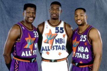 Patrick Ewing, Dikembe Mutombo y Alonzo Mourning posan con el diseño de Phoenix 1995, cactús incluido. Un modelo tan arriesgado, pero con encanto.