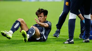 MADRID, 17/09/2023.- El delantero japonés de la Real Sociedad Take Kubo se duele en el suelo tras una acción durante el encuentro correspondiente a la quinta jornada de primera división que disputan hoy domingo frente al Real Madrid en el estadio Santiago Bernabéu, en Madrid. EFE/ Rodrigo Jimenez