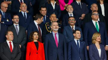 SEVILLA, 06/04/2024.- El rey Felipe VI (c), el presidente de Andalucía, Juanma Moreno (2d) la vicepresidenta primera del Gobierno, María Jesús Montero (2i) y la ministra de Educación, Pilar Alegría (d) entre otras autoridades, en el palco antes del inicio del encuentro correspondiente a la final de la Copa del Rey que Athletic Club y Real Mallorca disputan hoy sábado en el estadio La Cartuja, en Sevilla. EFE / Julio Muñoz.
