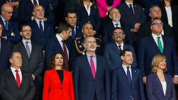 SEVILLA, 06/04/2024.- El rey Felipe VI (c), el presidente de Andalucía, Juanma Moreno (2d) la vicepresidenta primera del Gobierno, María Jesús Montero (2i) y la ministra de Educación, Pilar Alegría (d) entre otras autoridades, en el palco antes del inicio del encuentro correspondiente a la final de la Copa del Rey que Athletic Club y Real Mallorca disputan hoy sábado en el estadio La Cartuja, en Sevilla. EFE / Julio Muñoz.
