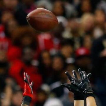 Parece imposible viendo la foto, pero Willie Snead alcanzó la pelota.