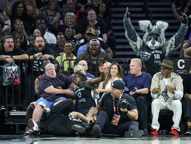 En la foto, Jackie Young, internacional con EEUU y medalla de oro olímpica, cae sobre la grada tras anotar y recibir una falta. Las Aces perdieron frente a Los Angeles Sparks por 89 a 97 pese al buen partido de Young, autora de 34 puntos, y además perdieron por lesión a su estrella, la tres veces MVP Aja Wilson, que se retiró tras recibir un golpe en la cabeza.