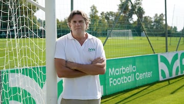 José María Glaría posa para AS en el Marbella Football Center.