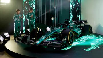 Fernando Alonso y Lance Stroll, los pilotos de Aston Martin para 2023, durante la presentación de su monoplaza en 2023.