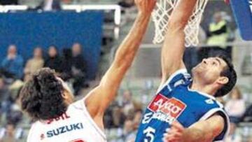 <b>GRAN SUPERIORIDAD. </b>Iturbe tapona un lazamiento del manresano Espil.