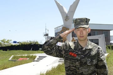 El delantero surcoreano del Tottenham Son Heung-min ha finalizado su servicio militar obligatorio de tres semanas, en un campo de entrenamiento de la isla de Jeju, con la Novena Brigada de Marines del ejército surcoreano. Son se ha licenciado con honores como primero de su promoción gracias a su disposición y a su buen hacer.