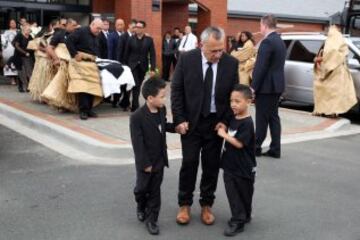 Mervyn Quirk, suegro de la leyenda de los All Blacks Jonah Lomu junto a sus nietos Brayley y Dhyreille.